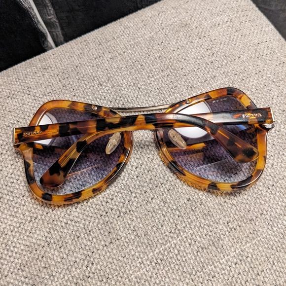 Women's Prada tortoise shell color sunglasses - Picture 4 of 7